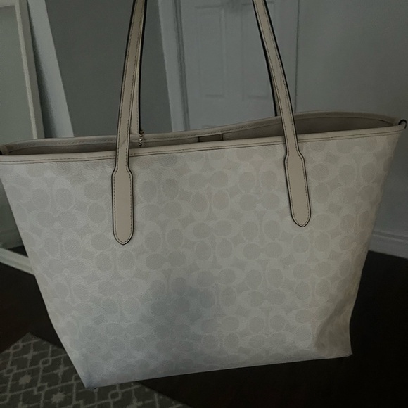 Coach white signature canvas tote bag. - Picture 2 of 4